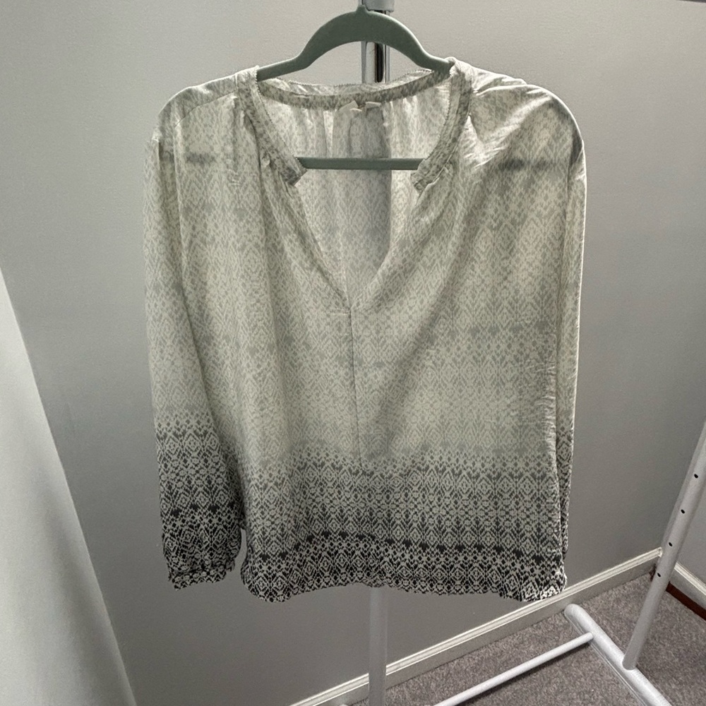 GAP White and Gray Geometric Pattern Blouse